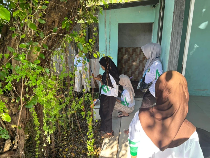 Mahasiswa KKN Desa Gunung Malang Gelar Kegiatan Bersih-Bersih di Musholla